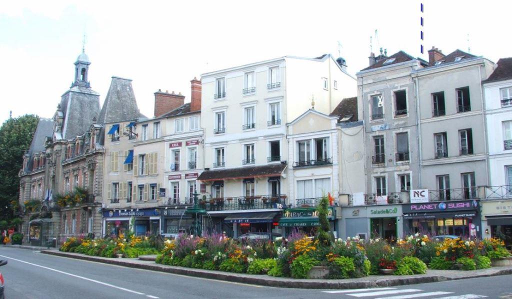 Aujourd’hui, Rue Grande, à quelques mètres de l’Hôtel de ville