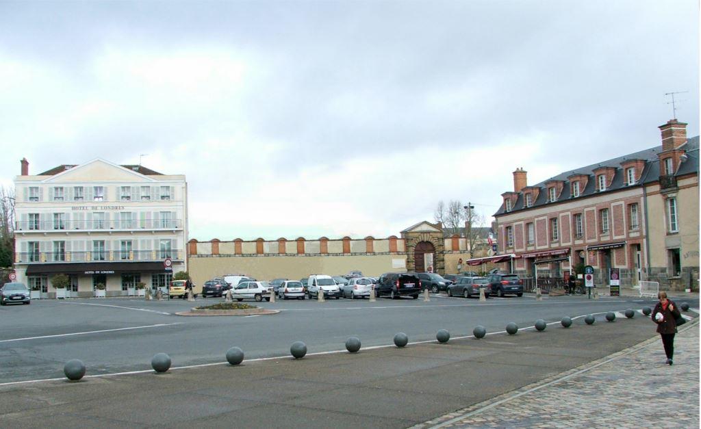 La place avec la restitution du mur de Ferrare